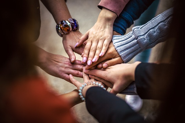 Um grupo de pessoas colocando as mãos umas sobre as outras.
