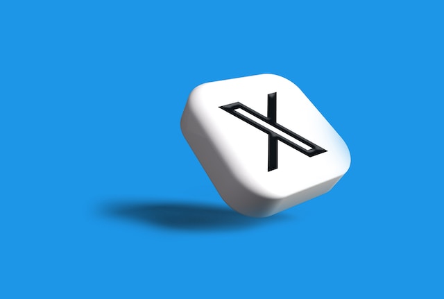 Ein Bild mit der Illustration eines schwarzen X-Logos auf einem weißen Würfel auf blauem Hintergrund.