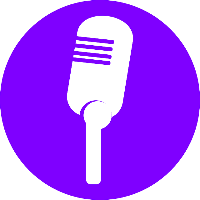 Eine Illustration eines weißen Mikrofons auf violettem Hintergrund, die das Twitter-Weltraum-Symbol darstellt.