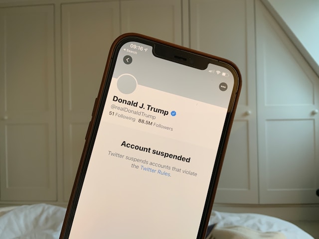 Auf einem Telefon wird das gesperrte X-Konto von Donald Trump angezeigt.