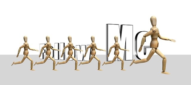 Roboter, die vor den Worten "FOLLOW ME" laufen.