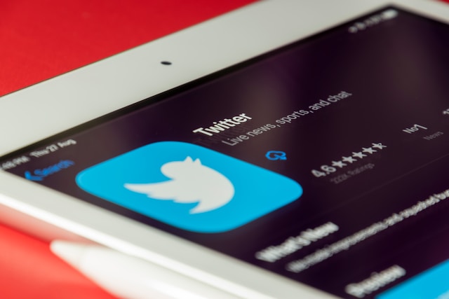 Un iPad mostrando la aplicación de Twitter en la App Store.