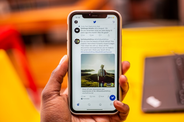 Una persona sostiene un teléfono con el feed de Twitter en la pantalla.