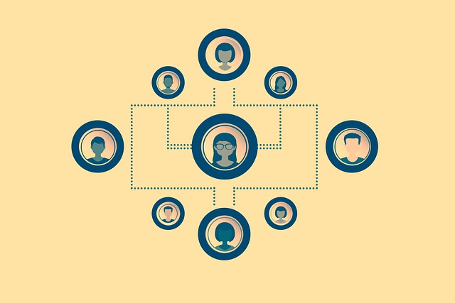 Una ilustración de los avatares de la gente con una línea que los conecta con el avatar del centro.
