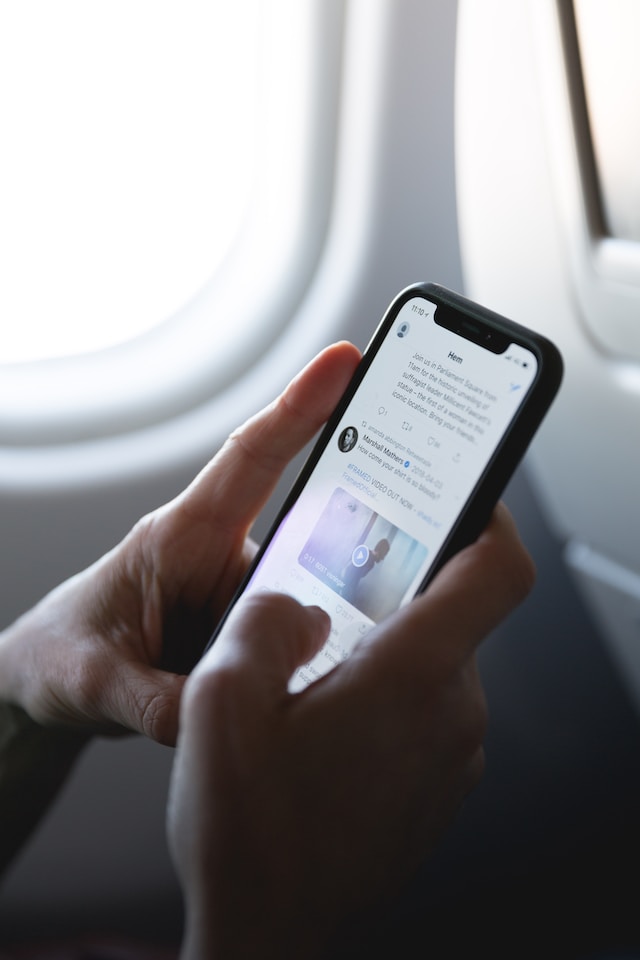 Une personne s'apprête à bloquer un autre utilisateur de Twitter de sa timeline via l'application officielle.