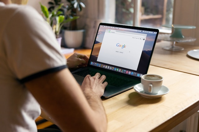 Une personne utilisant Google Chrome sur son ordinateur portable pour ouvrir le Chrome Web Store.