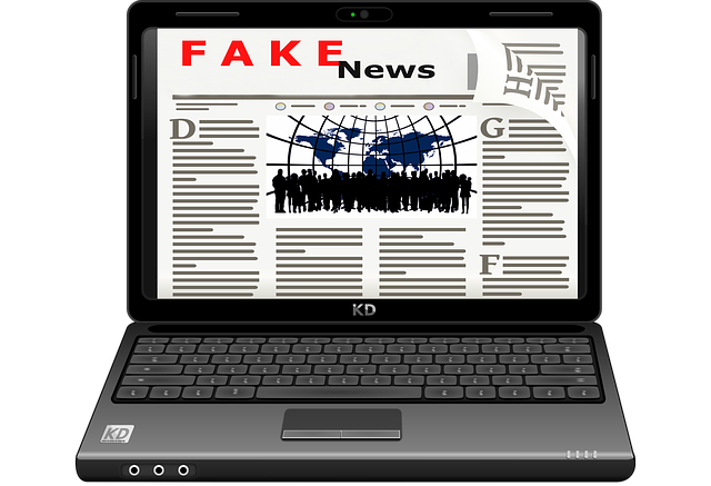Un ordinateur portable affiche le message d'un site web avec le titre "FAKE NEWS".