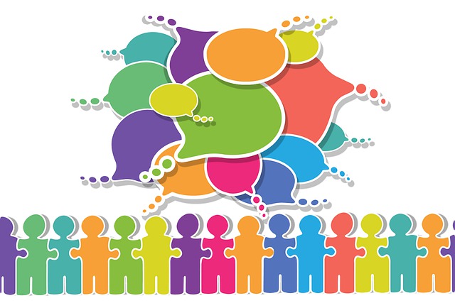 Illustration colorée d'une connexion d'icônes de personnes avec un groupe de boîtes de commentaires flottant au-dessus d'elles.