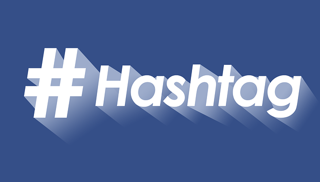 Un hashtag blanc sur fond bleu précédant le mot "HASHTAG".