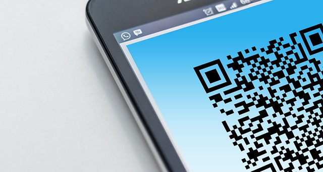 Vue rapprochée d'un code QR sur l'écran d'un smartphone.