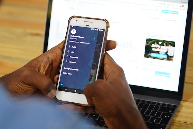 Una persona che apre il menu di navigazione rapida dell'app Twitter per attivare la protezione dei tweet.