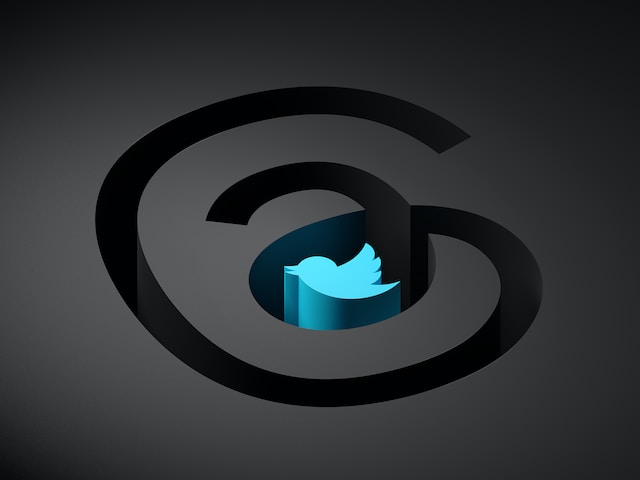 Un'immagine 3D dell'icona dell'uccello di Twitter che affonda in un buco fatto con il logo di Threads.