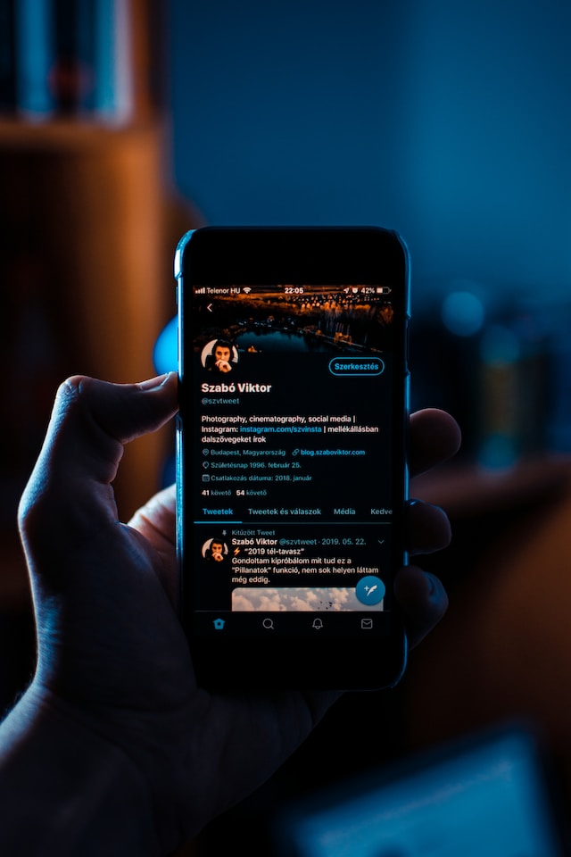 Una persona su Twitter che visita il profilo di un altro utente per vedere se i suoi segnalibri sono pubblici.
