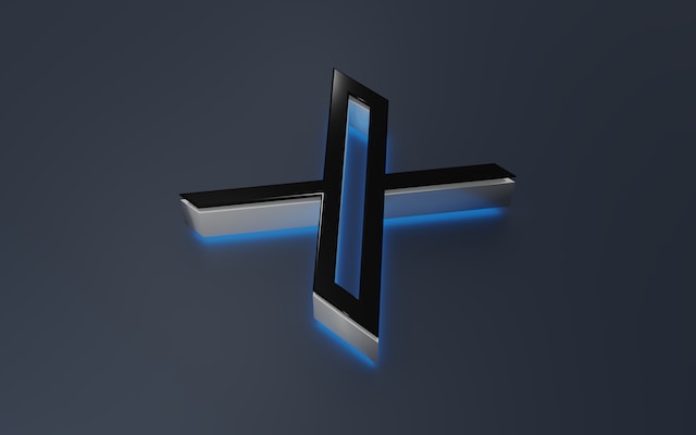 Un'immagine di un logo X nero su uno sfondo grigio scuro con luci blu.