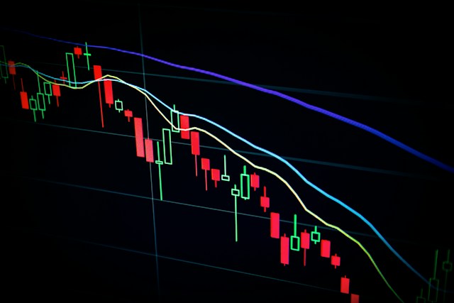 Un'immagine ravvicinata di uno schermo che visualizza le candele di un grafico azionario.