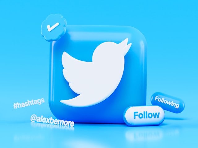 Un'immagine 3D di un cubo con il logo dell'uccello di Twitter e alcuni pulsanti di funzionalità che fluttuano intorno.