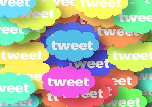 Un gruppo di nuvole colorate con la scritta "Tweet".