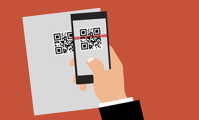 Illustrazione di una mano che tiene uno smartphone per scansionare un codice QR su un foglio di carta su sfondo rosso.