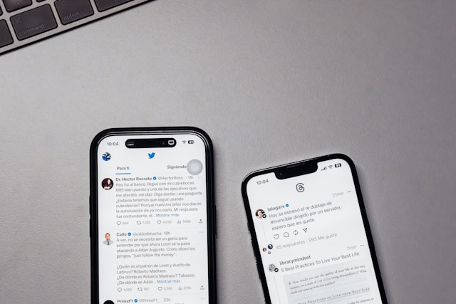 Due iPhone visualizzano il feed di notizie di Twitter e Threads.