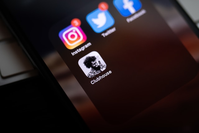 ツイッターを含む複数のアプリが表示された携帯電話の画面。