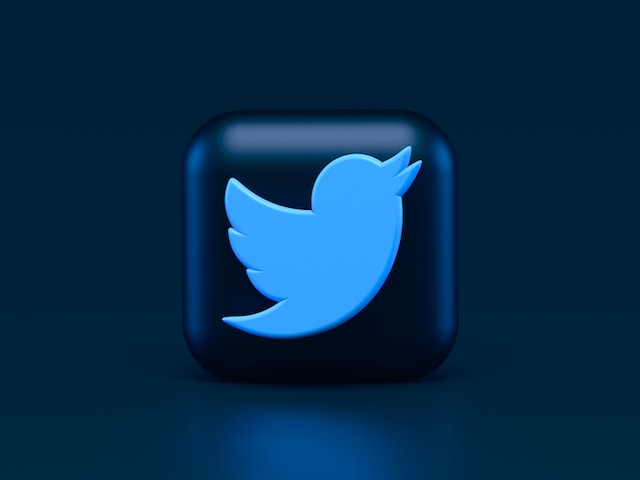 深いブルーの背景にブルーの元Twitterの鳥のロゴの3Dイラスト。