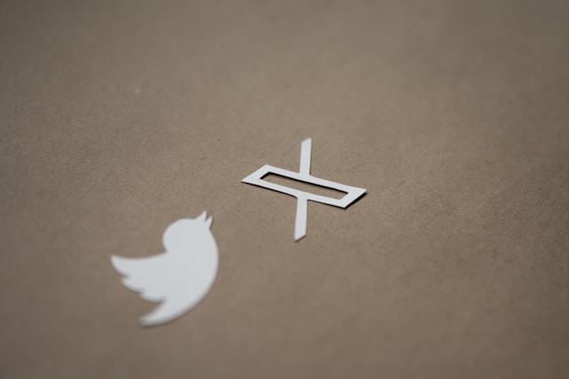 茶色の背景にTwitterの鳥のロゴと新しいXのロゴ。
