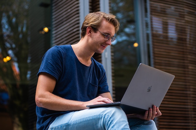 Een man die met zijn Macbook de website van Circleboom bezoekt. 