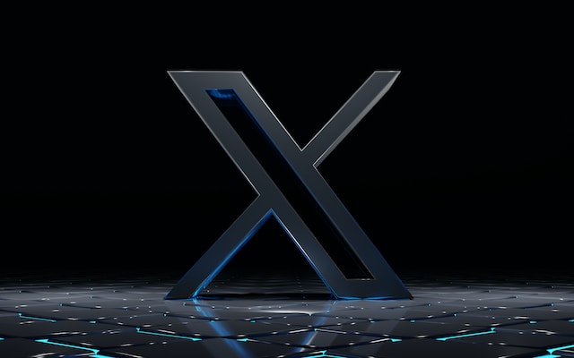 Een illustratie van het X-logo op een achtergrond van metaal.