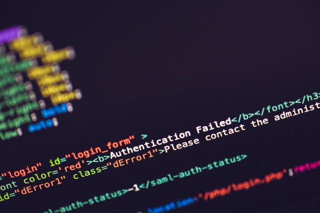 Een close-up van een codeblok op een desktop met "Authentication Failed" op de metatag.