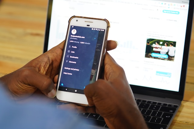 Een persoon bekijkt een X-account op een smartphone.