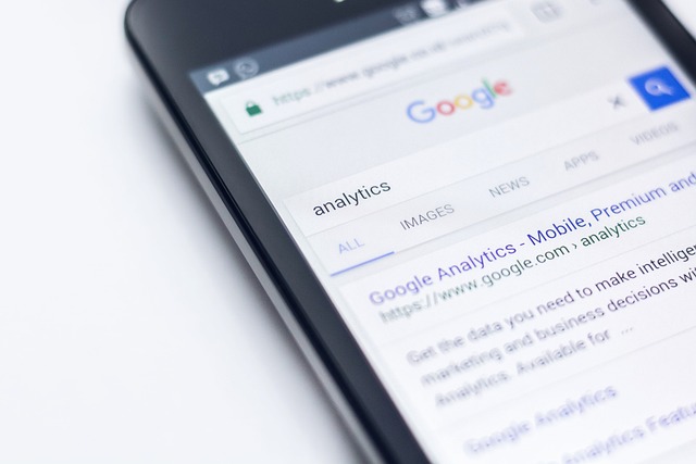 Close-up van een zoekresultaat voor "Analytics" op de mobiele app van Google.