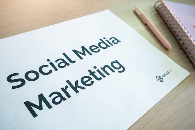 Imagem de um papel branco em cima de uma mesa com "SOCIAL MEDIA MARKETING" impresso a preto.