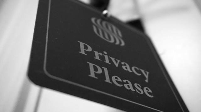 Um sinal preto revela as instruções: "Privacidade, por favor".