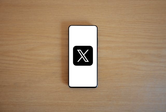 Um telemóvel com o logótipo da aplicação X.