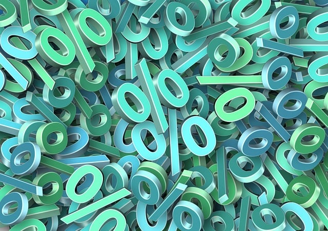 Uma ilustração de uma pilha de sinais de percentagem verdes e azuis, uns em cima dos outros.