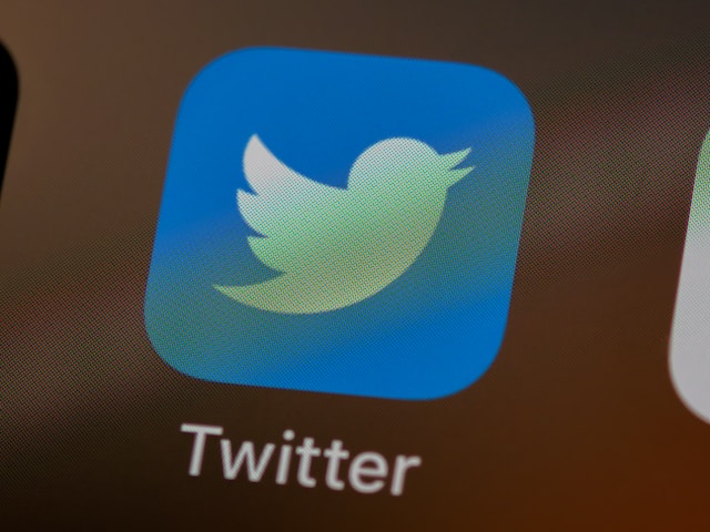 O imagine a logo-ului aplicației mobile Twitter pe ecranul unui telefon