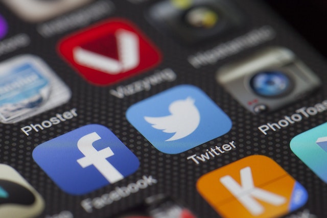 Bir Android cihaz ekranında Twitter da dahil olmak üzere uygulamaların yakından çekilmiş bir fotoğrafı.