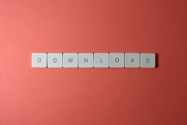 Turuncu bir arka plan üzerine "DOWNLOAD" yazacak şekilde dizilmiş alfabeli birkaç düğmenin illüstrasyonu.